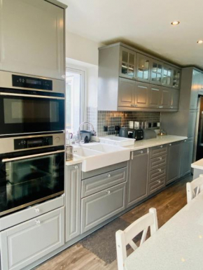 Hameway House- Stunning 4 bedroom house with a spacious kitchen